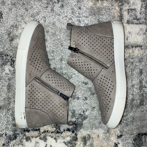 Pierre Dumas gray women’s sneaker, size 8